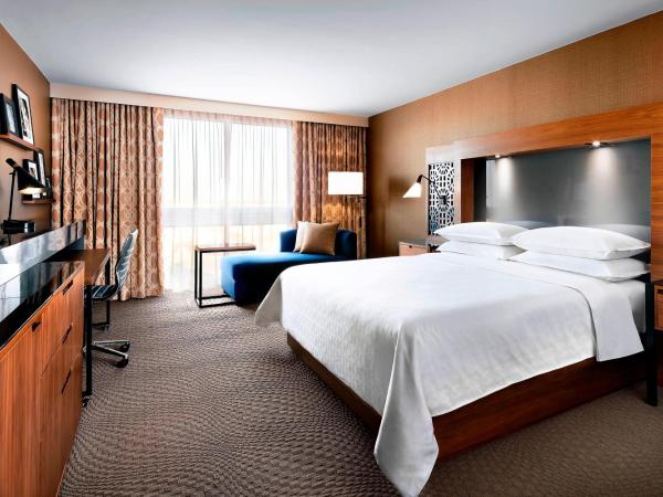 Sheraton Toronto Airport Hotel & Conference Centre : photo 1 de la chambre chambre traditionnelle avec 1 lit king-size