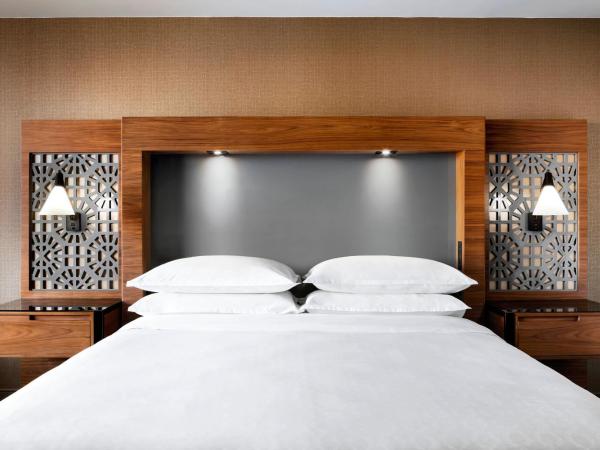Sheraton Toronto Airport Hotel & Conference Centre : photo 2 de la chambre chambre traditionnelle avec 1 lit king-size
