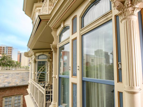 Horton Grand Hotel : photo 2 de la chambre hébergement lit king-size avec balcon