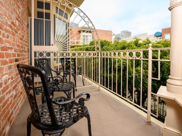 Horton Grand Hotel : photo 3 de la chambre hébergement lit king-size avec balcon