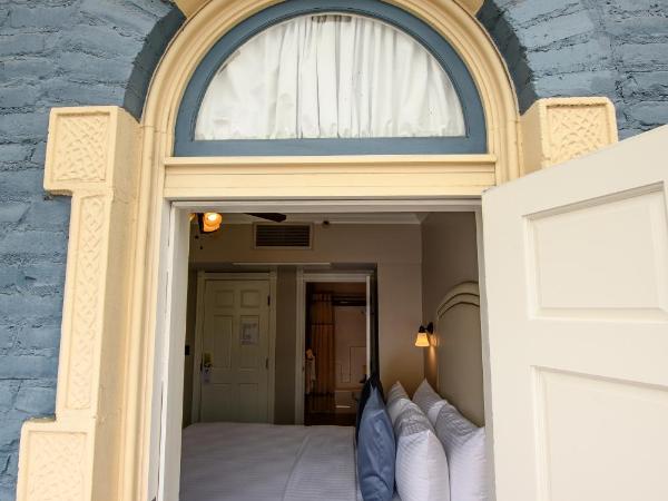 Horton Grand Hotel : photo 7 de la chambre hébergement lit king-size avec balcon