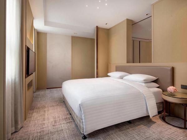 Courtyard by Marriott Shanghai International Tourism and Resorts Zone : photo 1 de la chambre suite lit king-size exécutive