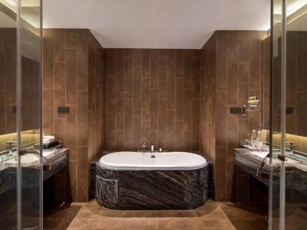 Courtyard by Marriott Shanghai International Tourism and Resorts Zone : photo 2 de la chambre suite lit king-size exécutive