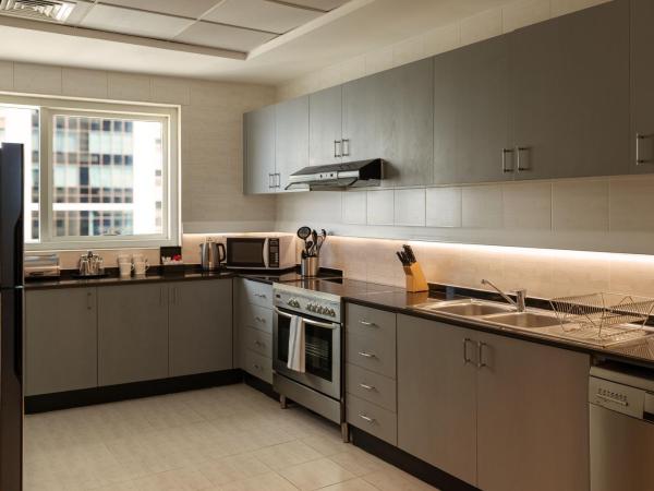 Dubai Marriott Harbour Hotel And Suites : photo 3 de la chambre renovated, two bedroom marina view with balcony, 1 king and 2 twin