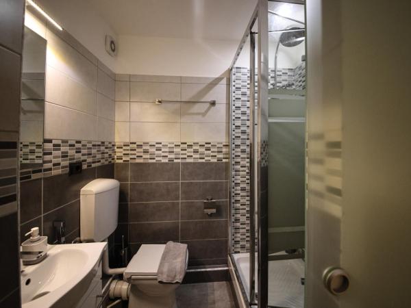 Nik rooms : photo 5 de la chambre chambre double avec salle de bains privative