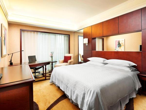 Sheraton Shenzhen Futian Hotel, Close to Metro Station, Shenzhen Futian Convention & Exhibition Centre, Futian Railway Station : photo 4 de la chambre chambre supérieure 1 lit king-size
