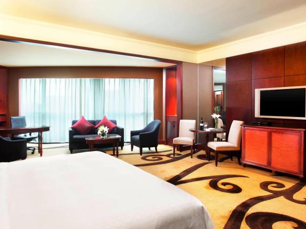Sheraton Shenzhen Futian Hotel, Close to Metro Station, Shenzhen Futian Convention & Exhibition Centre, Futian Railway Station : photo 2 de la chambre suite studio 1 lit king-size avec accès au salon club