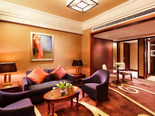 Sheraton Shenzhen Futian Hotel, Close to Metro Station, Shenzhen Futian Convention & Exhibition Centre, Futian Railway Station : photo 3 de la chambre suite sheraton avec 1 chambre lit king-size et accès au salon club