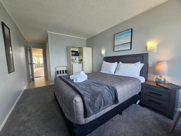Tui Oaks Motel : photo 1 de la chambre chambre lit queen-size - vue sur lac
