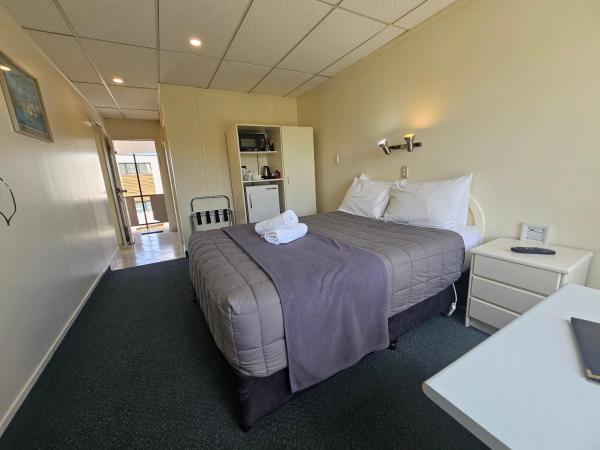 Tui Oaks Motel : photo 2 de la chambre chambre lit queen-size - vue sur rue