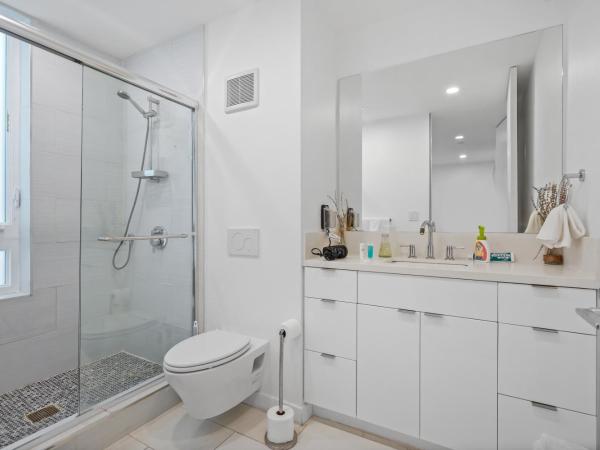 Eye-Opening And Ultra-Secure Luxury Hollywood Condo : photo 9 de la chambre chambre double avec salle de bains privative