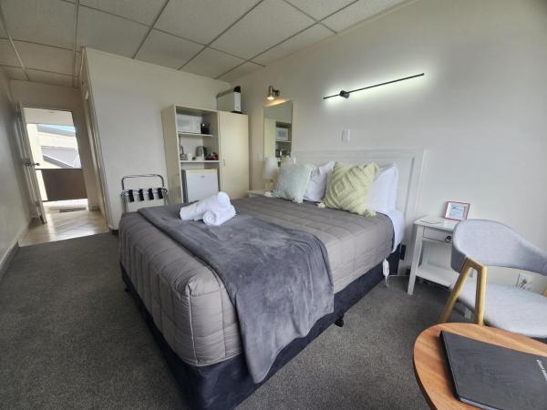 Tui Oaks Motel : photo 6 de la chambre chambre lit queen-size - vue sur lac
