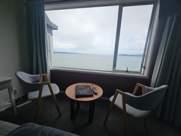 Tui Oaks Motel : photo 5 de la chambre chambre lit queen-size - vue sur lac