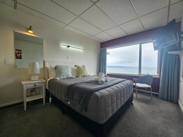 Tui Oaks Motel : photo 4 de la chambre chambre lit queen-size - vue sur lac