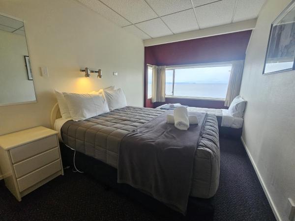 Tui Oaks Motel : photo 7 de la chambre chambre familiale - vue sur lac