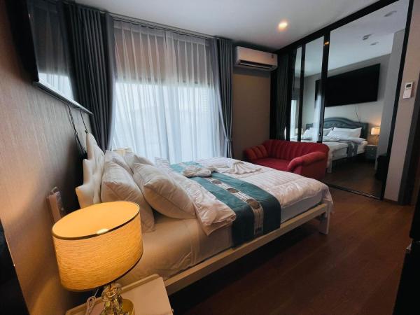 Comfy 2-King Bed Condo - 3 Min to Rawai Beach at The Titile V Condo's : photo 1 de la chambre appartement avec balcon