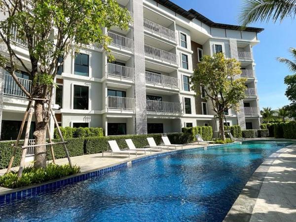 Comfy 2-King Bed Condo - 3 Min to Rawai Beach at The Titile V Condo's : photo 2 de la chambre appartement avec balcon