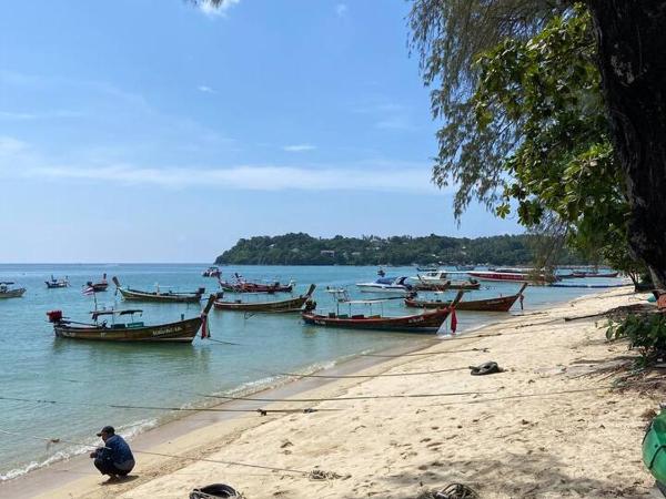 Comfy 2-King Bed Condo - 3 Min to Rawai Beach at The Titile V Condo's : photo 3 de la chambre appartement avec balcon