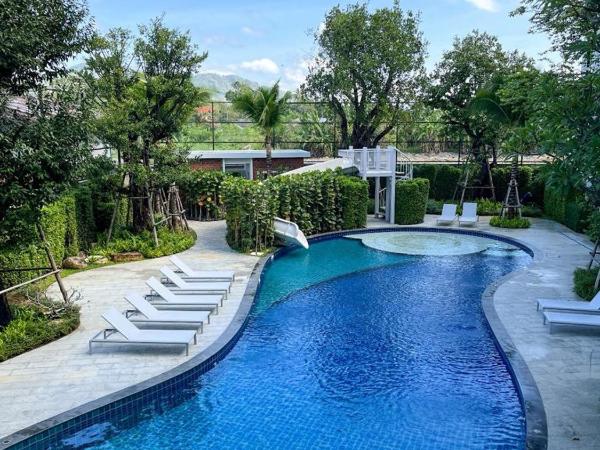 Comfy 2-King Bed Condo - 3 Min to Rawai Beach at The Titile V Condo's : photo 5 de la chambre appartement avec balcon