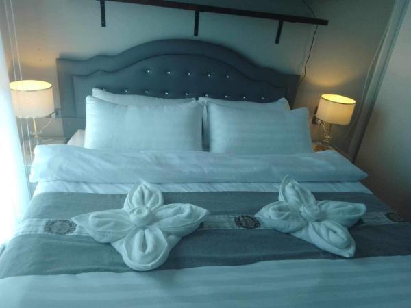 Comfy 2-King Bed Condo - 3 Min to Rawai Beach at The Titile V Condo's : photo 8 de la chambre appartement avec balcon