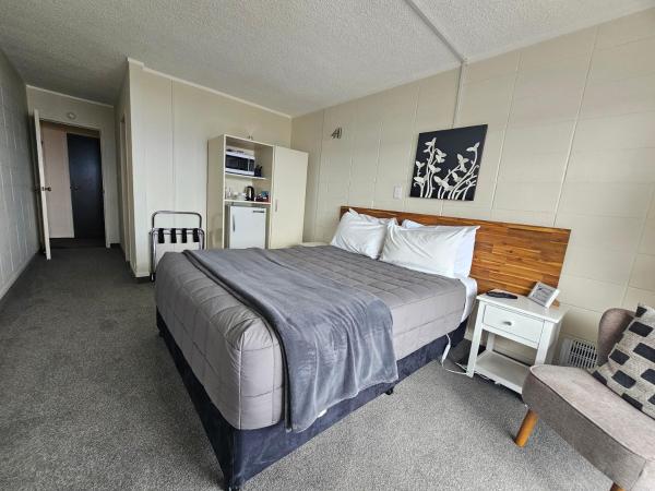 Tui Oaks Motel : photo 2 de la chambre studio on ground floor with lake view