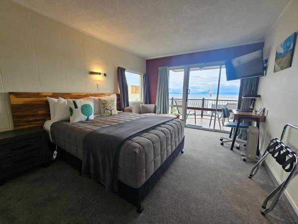 Tui Oaks Motel : photo 6 de la chambre studio on ground floor with lake view