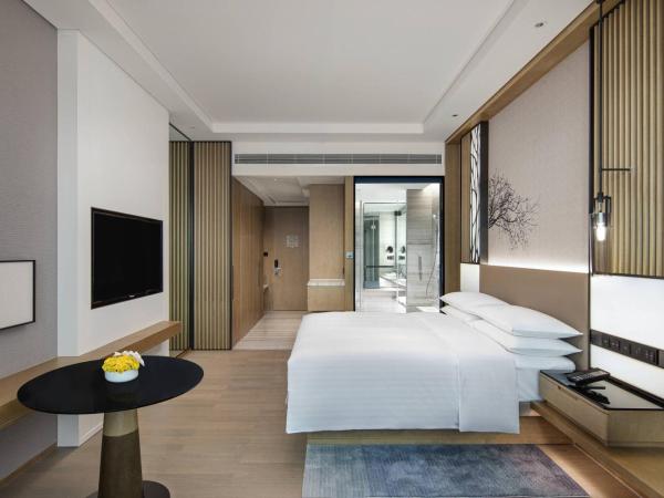 Courtyard by Marriott Chengdu South : photo 1 de la chambre executive, executive level, guest room, 1 king, city view