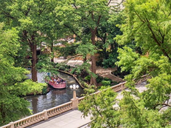 The Westin Riverwalk, San Antonio : photo 4 de la chambre deluxe king, guest room, 1 king, river side view, balcony