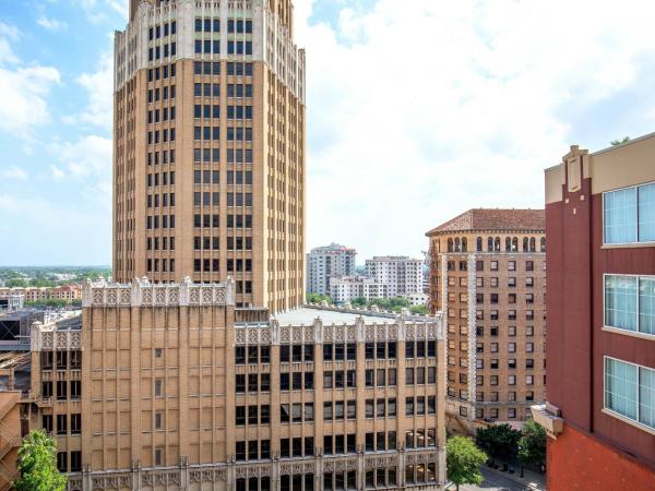 The Westin Riverwalk, San Antonio : photo 3 de la chambre chambre traditionnelle avec 1 lit king-size - vue sur ville
