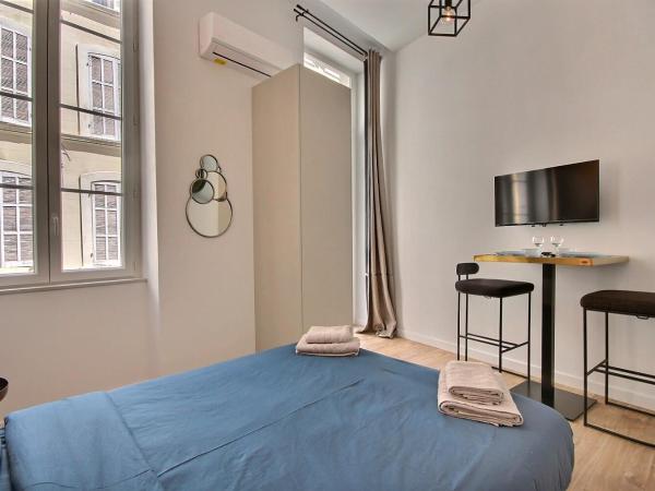 LES TOITS DU VIEUX-PORT : photo 4 de la chambre appartement avec balcon