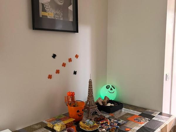 Paris Cité des Sciences -opéra 15mins-chambre avec salle de bain commune : photo 2 de la chambre chambre double