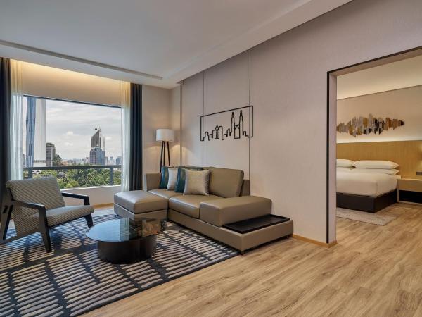 Renaissance Kuala Lumpur Hotel & Convention Centre : photo 2 de la chambre family suite with king and two twin beds