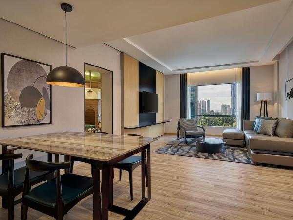 Renaissance Kuala Lumpur Hotel & Convention Centre : photo 3 de la chambre family suite with king and two twin beds