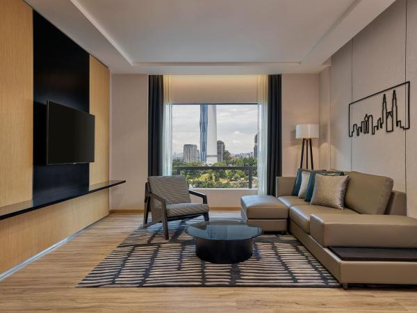 Renaissance Kuala Lumpur Hotel & Convention Centre : photo 4 de la chambre family suite with king and two twin beds