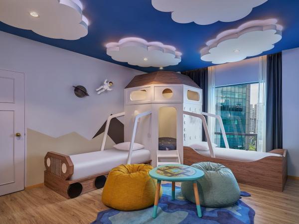 Renaissance Kuala Lumpur Hotel & Convention Centre : photo 5 de la chambre family suite with king and two twin beds