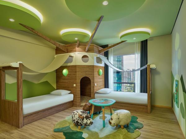 Renaissance Kuala Lumpur Hotel & Convention Centre : photo 1 de la chambre family suite with king and two twin beds