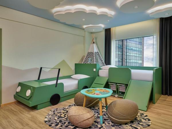 Renaissance Kuala Lumpur Hotel & Convention Centre : photo 6 de la chambre family suite with king and two twin beds