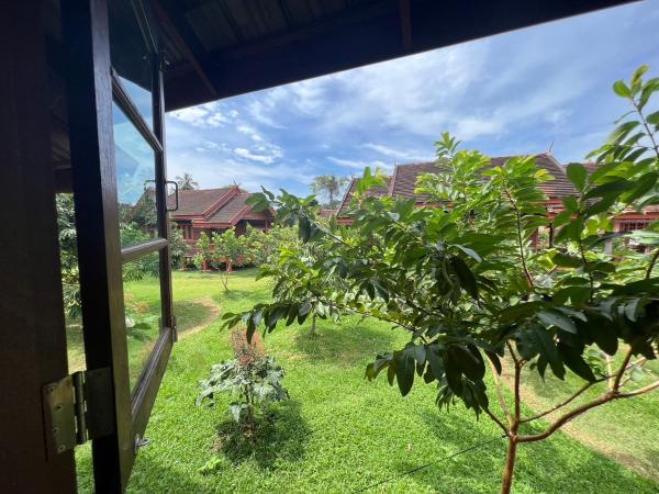Phet Ban Suan Hotel : photo 4 de la chambre bungalow - vue sur jardin