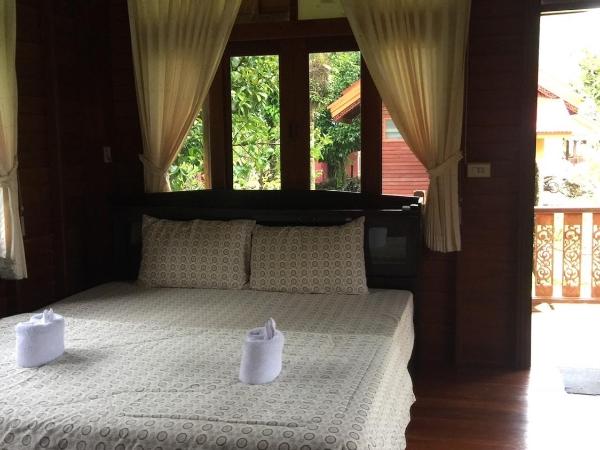 Phet Ban Suan Hotel : photo 3 de la chambre bungalow - vue sur jardin