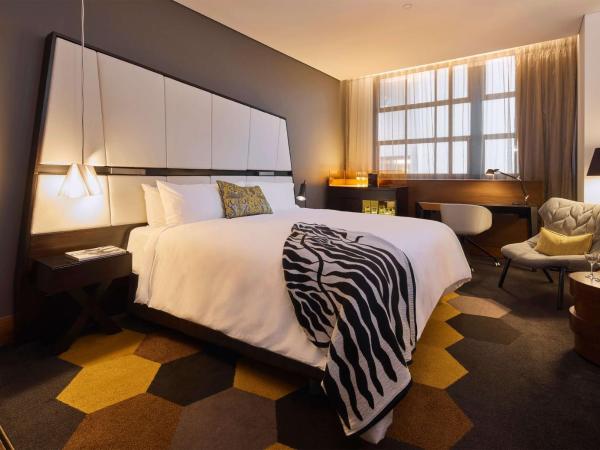 QT Sydney : photo 1 de la chambre chambre lit king-size de luxe qt