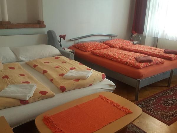 HappyHostel : photo 2 de la chambre chambre double avec salle de bains privative