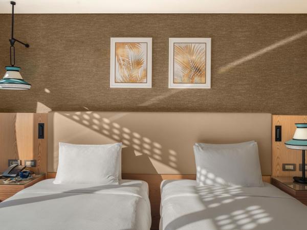 Doubletree By Hilton Antalya City Centre : photo 1 de la chambre chambre lits jumeaux deluxe