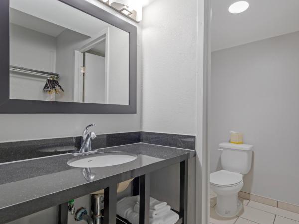 Clarion Hotel & Suites BWI Airport North : photo 4 de la chambre chambre lit king-size standard - non-fumeurs