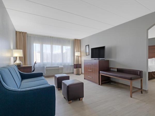 Clarion Hotel & Suites BWI Airport North : photo 3 de la chambre suite lit king-size – non-fumeurs