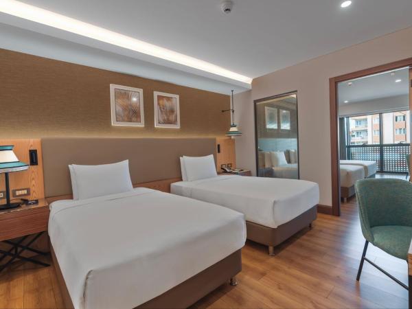 Doubletree By Hilton Antalya City Centre : photo 1 de la chambre chambre quadruple