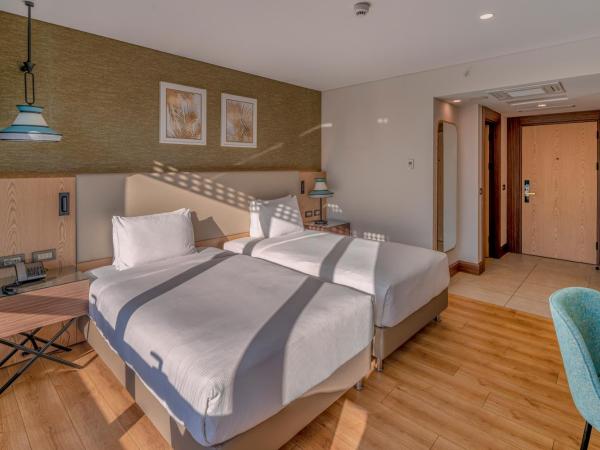 Doubletree By Hilton Antalya City Centre : photo 3 de la chambre chambre lits jumeaux premium
