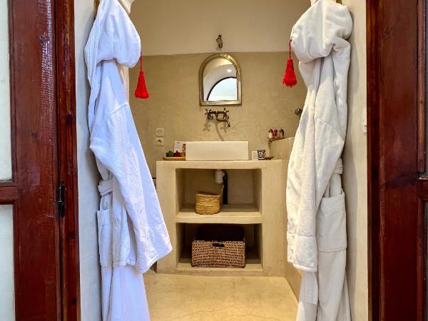 Riad Tizwa Marrakech : photo 2 de la chambre spacieuse chambre double - vue sur terrasse