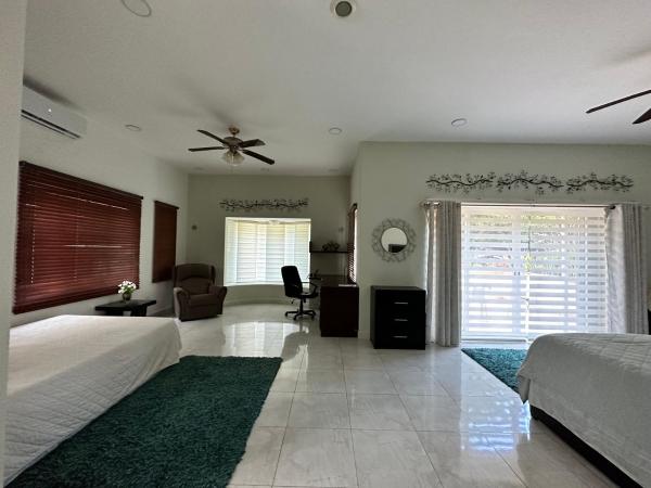 Casa Sasha's Mini Palace : photo 5 de la chambre chambre double - vue sur parc