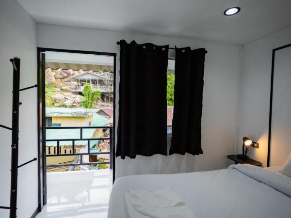 The Bright House, Koh Phi Phi : photo 2 de la chambre chambre lit king-size avec balcon