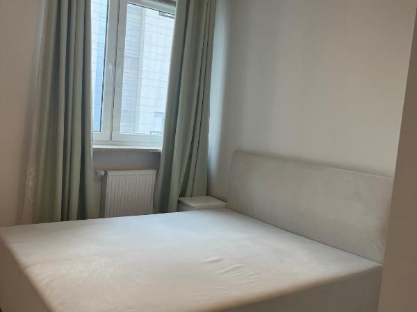 airport cybernetyki2 inn : photo 6 de la chambre chambre double avec salle de bains commune